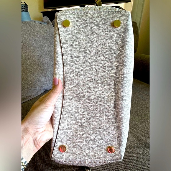 Michael Kors jet set white/cream signature tote with gold perforated stars⭐️⭐️⭐️ - Picture 5 of 14